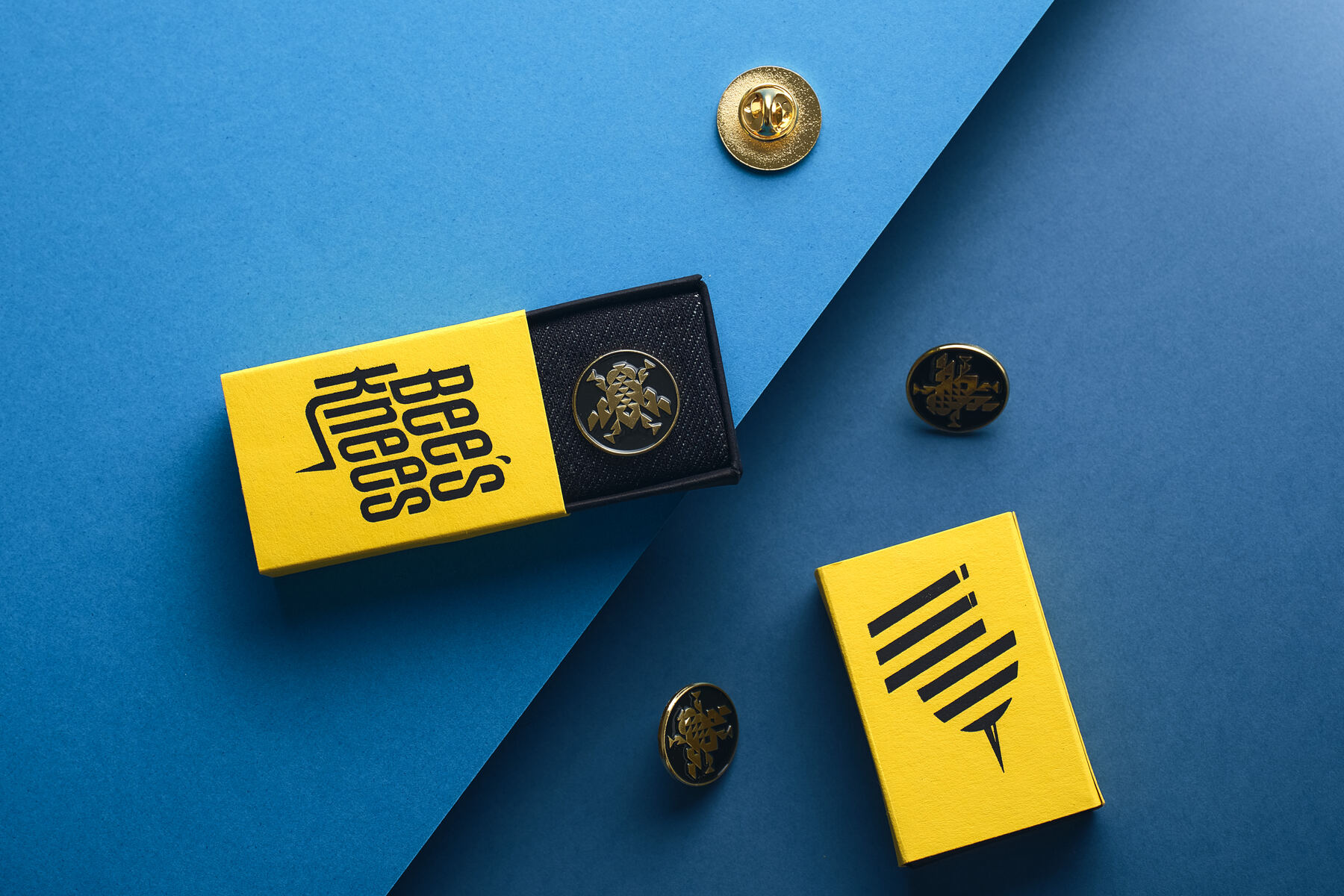 Matchbox — personalizowane opakowanie Bee's Knees — żółty karton + denim insert + bee logo pins na blue diagonal