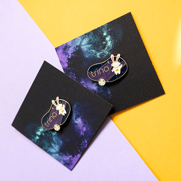 Trino pin pair — kosmiczne karty drukowane z hard enamel pinsami