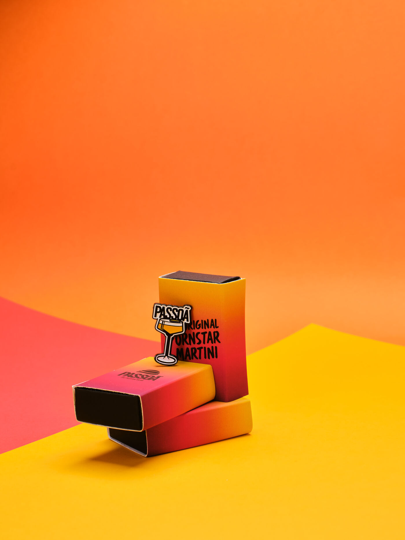 Passoa Original Pornstar Martini — pin z brand campaign na pomarańczowym matchbox
