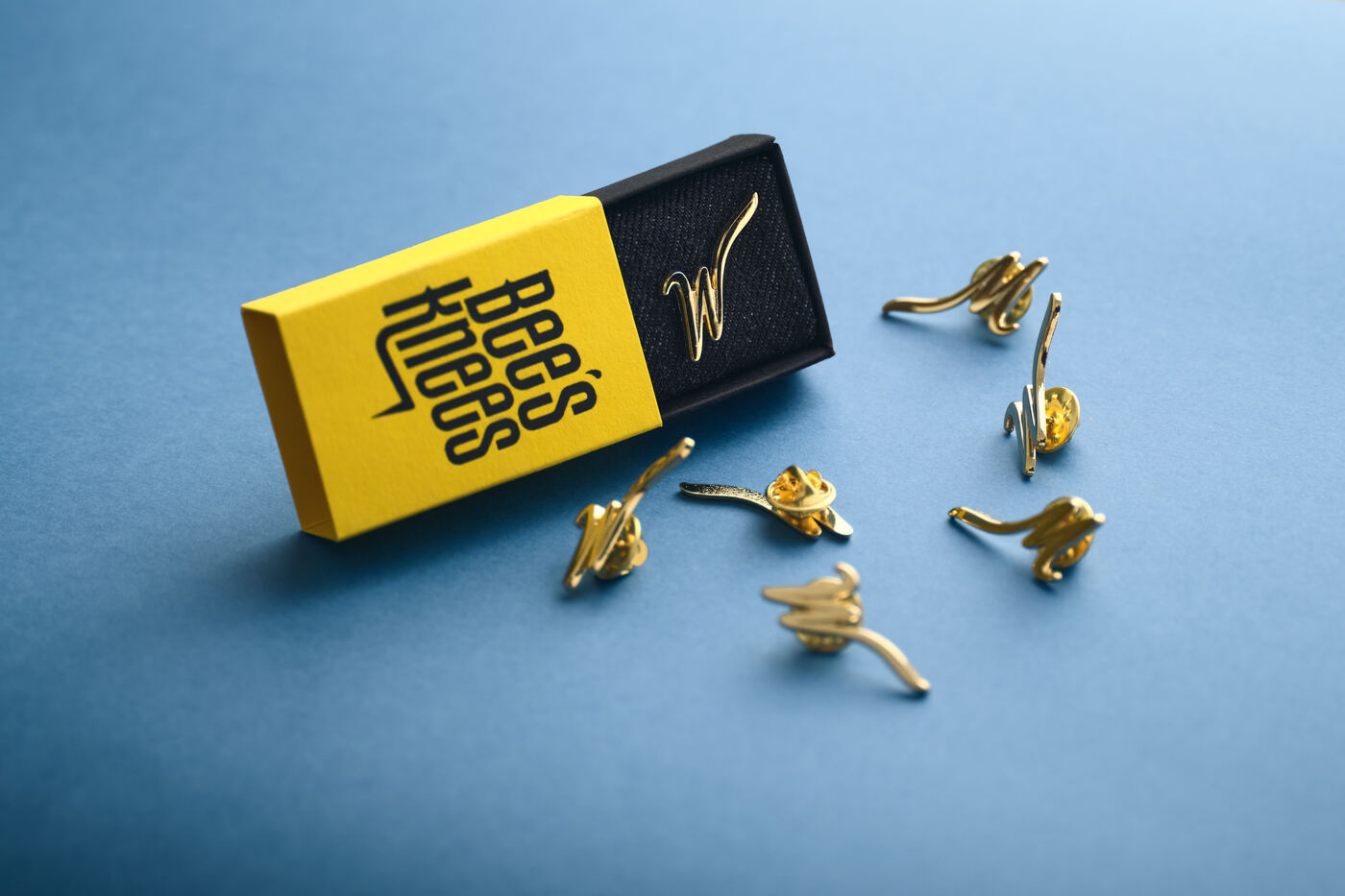 W gold pieces na niebieskim — autorska kolekcja monogramów
