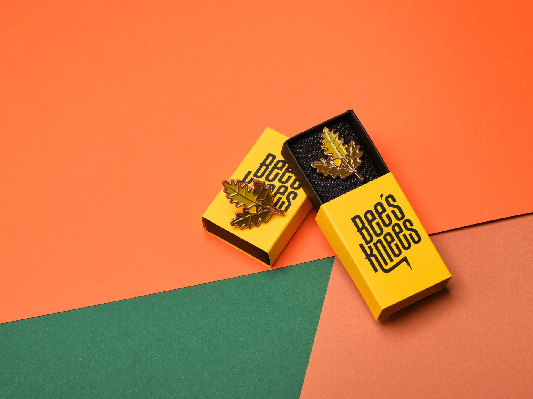 Matchbox — personalizowane opakowanie Bee's Knees — wkładka z jeansu, tłoczenie, druk dwustronny, gold pin liściasty